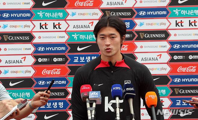 [부산=뉴시스] 하경민 기자 = 위르겐 클린스만 감독이 이끄는 한국 축구대표팀의 조규성 선수가 14일 부산 서구 구덕운동장에서 훈련에 앞서 언론 인터뷰를 하고 있다. 한국은 오는 16일 오후 8시 부산아시아드주경기장에서 페루와 A매치를 치른다. 2023.06.14. yulnetphoto@newsis.com