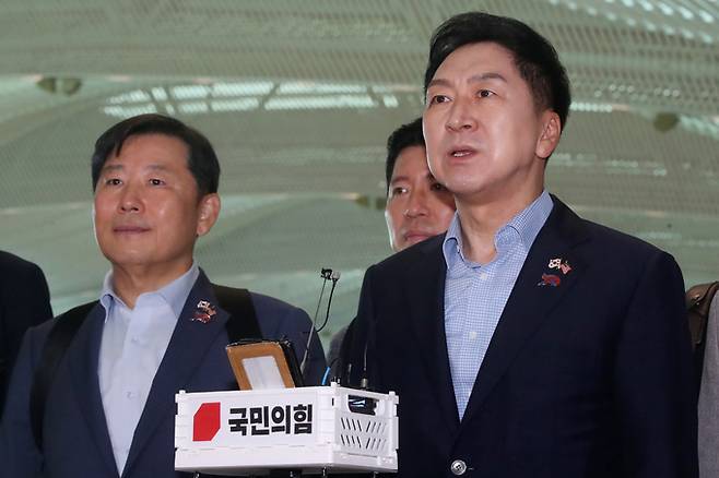 김기현 국민의힘 대표가 10일 인천국제공항에서 미국 워싱턴으로 출국 전 취재진 질문에 답하고 있다. 뉴스1