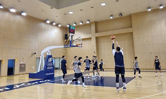 한국 남자 농구대표팀 선수들이 지난 10일 진천국가대표선수촌에서 훈련을 하고 있다. 진천=장한서 기자