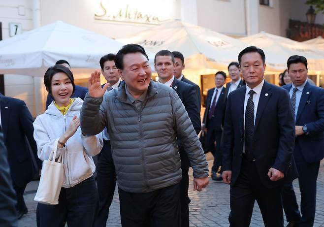 북대서양조약기구(NATO·나토) 정상회의 참석차 리투아니아를 방문 중인 윤석열 대통령과 김건희 여사가 10일(현지시간) 빌뉴스 구시가지를 산책하던 중 식당 야외 자리에서 식사 중인 피트 리케츠 미국 상원의원과 인사하고 있다. ⓒ연합뉴스