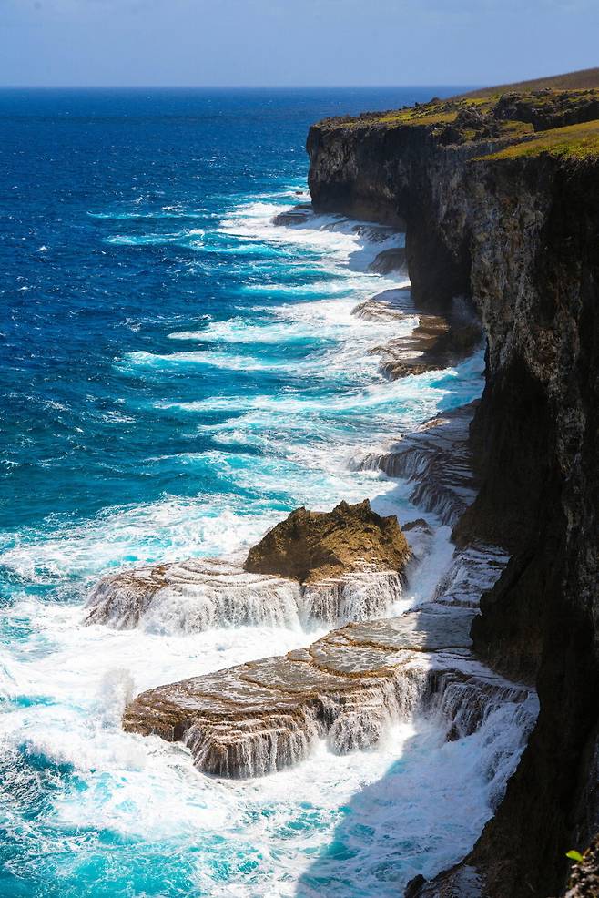 티니안 섬 북부로 향하던 길에서 만난 절벽. 파도가 시원하게부딪혀 흘러내린다