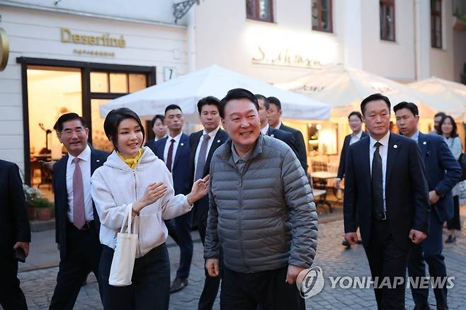 빌뉴스 구시가지 산책하는 윤석열 대통령 부부 (빌뉴스[리투아니아]=연합뉴스) 임헌정 기자 = 북대서양조약기구(NATO·나토) 정상회의 참석차 리투아니아를 방문 중인 윤석열 대통령과 김건희 여사가 10일(현지시간) 빌뉴스 구시가지를 산책하고 있다. 빌뉴스 구시가지는 유네스코에 의해 세계문화유산으로 등재된 곳이다. 2023.7.11 [공동취재] kane@yna.co.kr