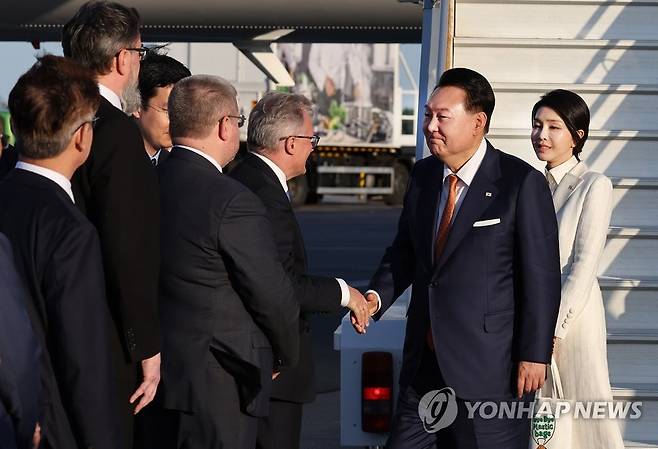 리투아니아 도착한 윤석열 대통령 내외 (빌뉴스[리투아니아]=연합뉴스) 임헌정 기자 = 북대서양조약기구(NATO·나토) 정상회의에 참석하는 윤석열 대통령과 김건희 여사가 10일 오후(현지시간) 리투아니아 빌뉴스 국제공항에 도착해 영접객들과 악수하고 있다. 윤 대통령은 4박 6일간의 일정으로 리투아니아·폴란드를 순방한다. 2023.7.11 kane@yna.co.kr