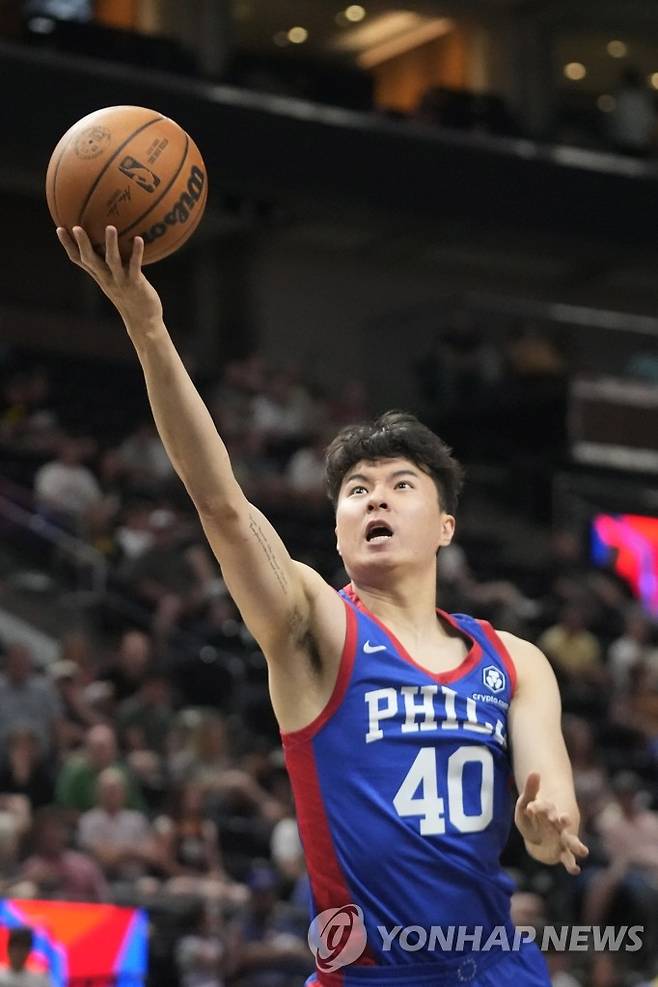 NBA 서머리그서 오클라호마시티 상대로 골밑슛 시도하는 이현중 (솔트레이크시티 AP=연합뉴스) 미국프로농구(NBA) 필라델피아 세븐티식서스 이현중이 6일(현지시간) 유타주 솔트레이크시티의 델타 센터에서 열린 2023 NBA 서머리그 오클라호마시티 선더와의 경기에서 골밑슛을 시도하고 있다. NBA 서머리그는 신인이나 NBA 드래프트에서 뽑히지 않은 선수들이 팀을 이뤄 경기를 진행한다. 2023.07.07 danh2023@yna.co.kr