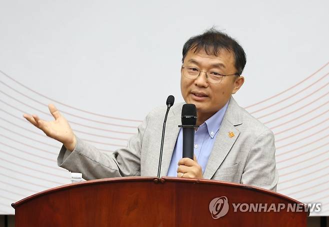 민경우 대안연대 공동대표 (서울=연합뉴스) 이정훈 기자 = 민경우 대안연대 공동대표가 3일 오후 국회에서 열린 국민의힘 의원총회에서 괴담·선동의 유포 경로와 이에 대한 대응 전략에 대해 강연하고 있다. 2023.7.3 uwg806@yna.co.kr