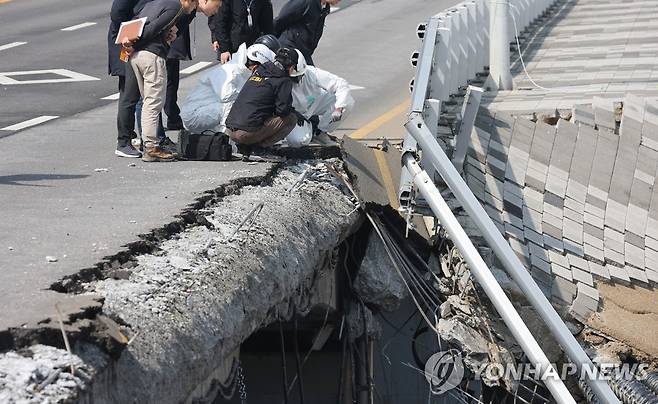 정자교 보행로 붕괴 원인을 찾아라 (성남=연합뉴스) 홍기원 기자 = 보행로가 무너지며 두 명의 사상자가 발생한 경기도 성남시 정자교에서 7일 오전 경찰과 국과수 등 관계자들이 사고 원인을 찾기 위한 합동감식을 하고 있다. 2023.4.7 xanadu@yna.co.kr