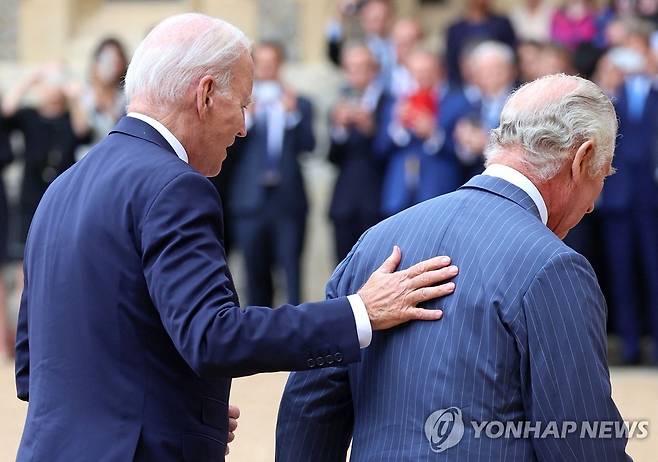 '너무 편해서?' 바이든 미국 대통령, 찰스 3세 영국왕 등에 '손' [AFP 연합뉴스]