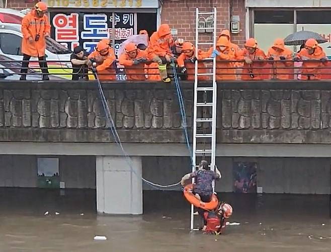 학장천에 고립된 여성 구조 [부산소방본부 제공. 재판매 및 DB금지]