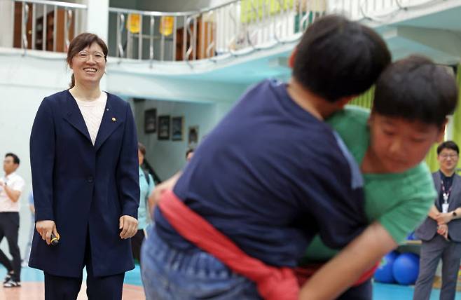 장미란 문화체육관광부 제2차관이 12일 경기도 수원 파장초등학교에서 열린 문체부-경기도교육청-대한씨름협회 간 K-씨름 학교체육 활성화 업무협약을 마치고 체육관으로 이동해 씨름수업 참관 뒤 학생들을 격려하고 있다(사진=문화체육관광부 제공)