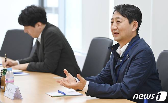 안덕근 산업통상자원부 통상교섭본부장이 충남 천안시 이차전지 양극재 기업 유미코아 3공장에서 현장 간담회를 갖고 있다. (산업통상자원부 제공) 2023.7.6/뉴스1 ⓒ News1 장수영 기자