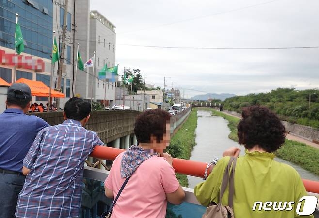 12일 오전 부산 사상구 학장동 주민들이 학장천 앞에 서 있다.2023.7.12/뉴스1 ⓒ News1 노경민 기자