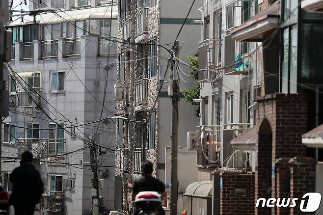 전세 사기 여파에 서울 빌라 경매 낙찰률이 역대 최저치를 기록했다. 사진은 3일 서울 강서구의 한 빌라 밀집지역. 2023.5.3/뉴스1 ⓒ News1 이승배 기자