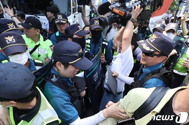 17일 오전 대구 중구 중앙로 대중교통전용지구에서 열리는 제15회 대구퀴어문화축제를 앞두고 행정대집행에 나선 공무원들이 행사 차량의 진입을 막으려 하자 경찰이 해산 과정에서 취재진까지 밀어내고 있다. 2023.6.17/뉴스1 ⓒ News1 공정식 기자