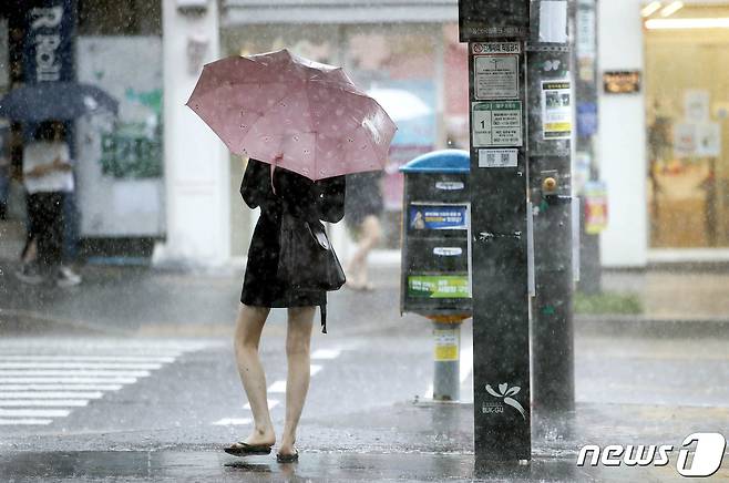 장맛비가 내리는 11일 광주 북구 전남대학교 후문 교차로에서 학생과 주민들이 우산을 쓰고 길을 건너고 있다.(광주 북구 제공) 2023.7.11/뉴스1 ⓒ News1 이수민 기자