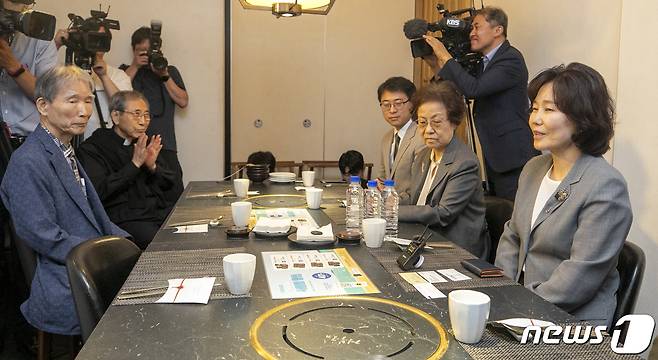 김은경 더불어민주당 혁신위원장이 12일 서울 시내 한 음식점에서 열린 시민사회 원로들과 오찬간담회에서 발언을 하고 있다. 2023.7.12/뉴스1 ⓒ News1 김도우 기자