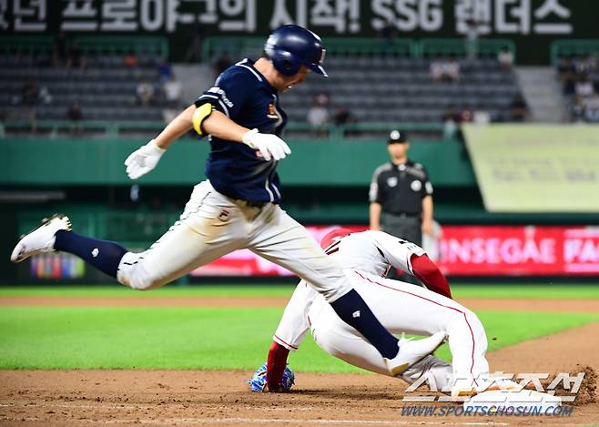 2023 KBO리그 두산베어스와 SSG랜더스의 경기가 12일 인천 SSG랜더스필드에서 열렸다. 두산 정수빈이 9회초 무사 2루에서 내야안타를 치고 진루하고 있다.  인천=최문영 기자deer@sportschosun.com /2023.07.12/