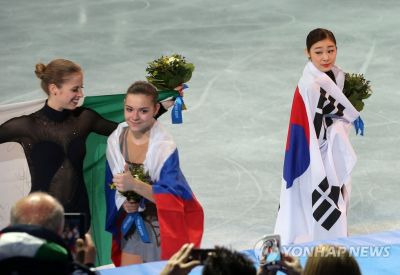 아델리나 소트니코바(가운데)와 김연아(오른쪽)