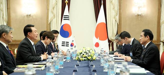 북대서양조약기구(NATO·나토) 정상회의 참석차 리투아니아를 방문 중인 윤석열 대통령이 12일 빌뉴스 한 호텔에서 기시다 후미오 일본 총리와 한일 정상회담을 하고 있다. /연합뉴스