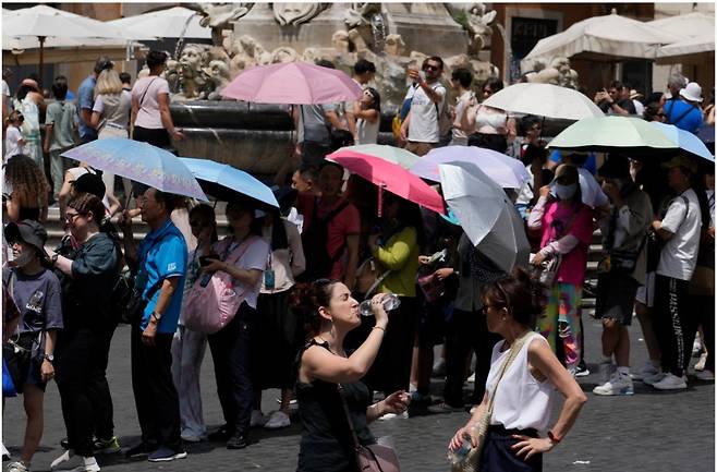낮 기온이 40도에 육박한 지난 8일 로마 판테온 신전 앞에 관광객들이 줄 서 있다. AP 뉴시스