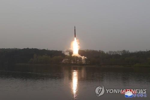 북한 조선중앙통신은 김정은 국무위원장이 참석한 가운데 "지난 13일 공화국전략무력의 전망적인 핵심주력수단으로, 중대한 전쟁억제력의 사명을 수행하게 될 새형의 대륙간탄도미싸일(미사일) '화성포-18' 형 시험발사가 단행되였다"고 4월 14일 보도했다. 연합뉴스