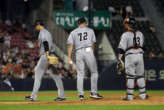 [서울=뉴시스] 고승민 기자 = 12일 서울 잠실야구장에서 열린 2023 KBO 리그 한화 이글스 대 LG 트윈스 경기, 8회말 LG 공격 1사 1,2루 상황 9번타자 신민재에게 1루타를 허용해 만루 상황이 되자 한화 선발투수 문동주가 마운드를 내려오고 있다. 2023.07.12. kkssmm99@newsis.com <저작권자ⓒ 공감언론 뉴시스통신사. 무단전재-재배포 금지.> /사진=뉴시스화상