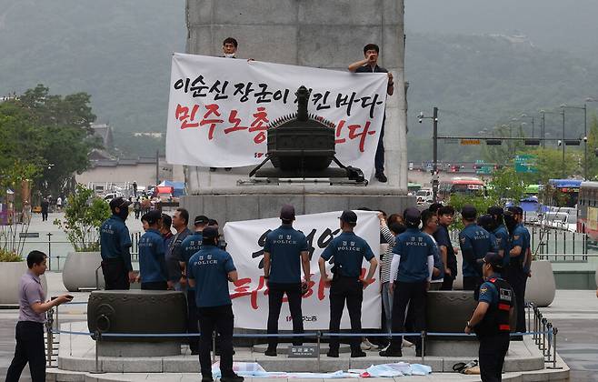 경찰이 미신고집회라며 시위 참가자들을 둘러싸고 있다. 신소영 기자