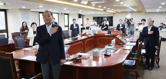 12일 정부과천청사 방송통신위원회에서 열린 전체회의에서 김효재 방송통신위원장 직무대행을 비롯한 참석자들이 국민의례를 하고 있다. 연합뉴스