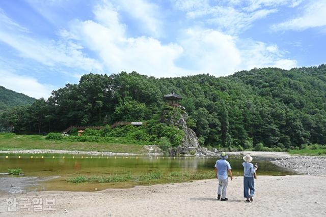 무흘구곡 제3곡 무학정. 안전상 정자에는 올라갈 수 없다.