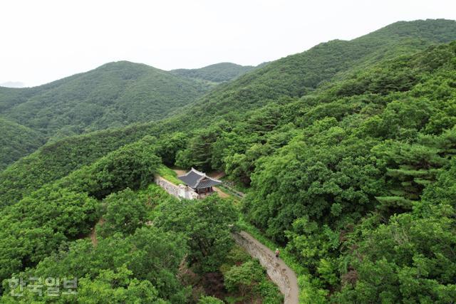 성주 독용산성은 해발 900m가 넘는 고지에 지은 영남에서 가장 규모가 큰 산성이다.