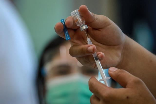 2021년 3월 필리핀 마닐라 산타아나 병원에서 간호사가 코로나19 백신 접종을 준비하고 있다. 마닐라=EPA 연합뉴스