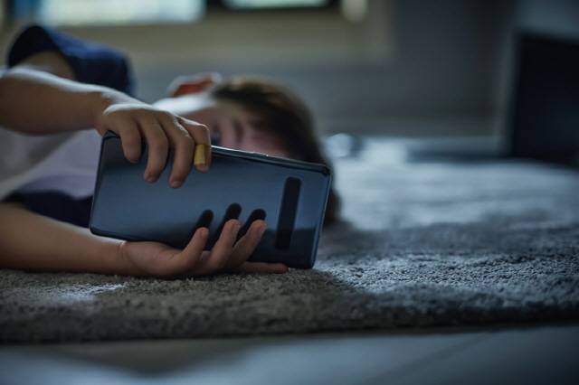 보호자는 아이가 폐쇄된 공간에서 혼자 스마트폰을 이용하지 않도록 환경을 조성하고, 통제력을 키울 수 있게 사용습관을 지도해야 한다.  /게티이미지뱅크