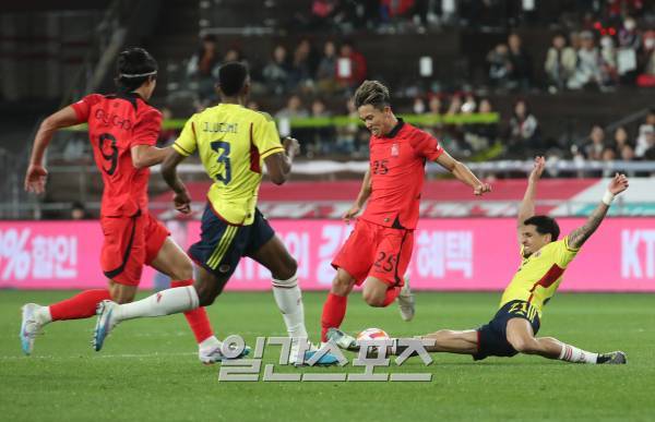 위르겐 클린스만 감독이 이끄는 축구국가대표팀이 24일 오후 울산문수월드컵경기장에서 콜롬비아와 경기를 펼쳤다. 정우영이 콜롬비아의 태클을 피해 공격하고있다. 울산=정시종 기자 capa@edaily.co.kr /2023.03.24.