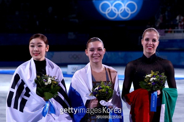 2014 소치 동계올림픽에서 여자 피겨스케이팅 은메달 리스트 김연아(왼쪽), 금메달 리스트 소트티코바(가운데) 동메달 리스트 코스트너. 사진=게티이미지