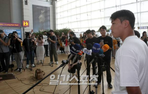 잉글랜드 프로축구 울버햄프턴 황희찬이 12일 오전 소속팀 합류를 위해 인천국제공항을 통해 영국 런던으로 출국하며 취재진들과 인터뷰하고 있다. 인천국제공항=정시종 기자 capa@edaily.co.kr /2023.07.12.