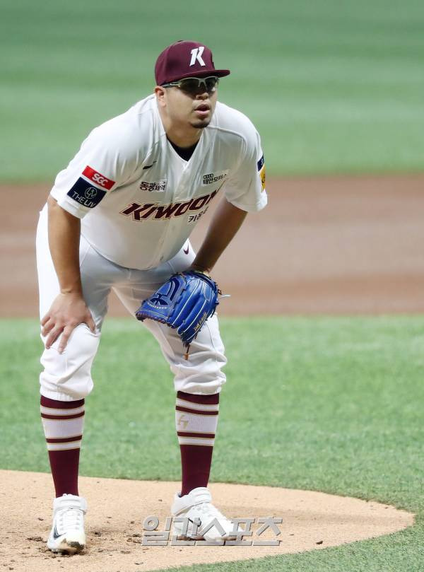 2023 KBO 프로야구 키움히어로즈와 kt위즈의 경기가 12일 오후 서울 고척스카이돔에서 열렸다. 1회초 무사 1,2루 알포드에게 볼넷을 허용한 후라도가 아쉬워하고 있다. 고척=김민규 기자 mgkim1@edaily.co.kr /2023.07.12/