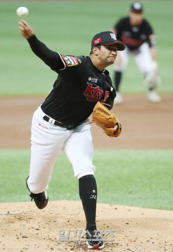 2023 KBO 프로야구 키움 히어로즈와 KT 위즈의 경기가 12일 오후 서울 고척스카이돔에서 열렸다. kt위즈 선발 쿠에바스가 등판해 공을 던지고 있다. 고척=김민규 기자 mgkim1@edaily.co.kr /2023.07.12/