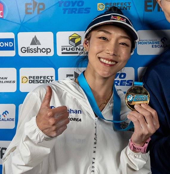 30번째 월드컵 리드 금메달 목에 건 김자인. 2021년 딸 규아를 출산한 이후 처음으로 따낸 메달이다. 사진 IFSC