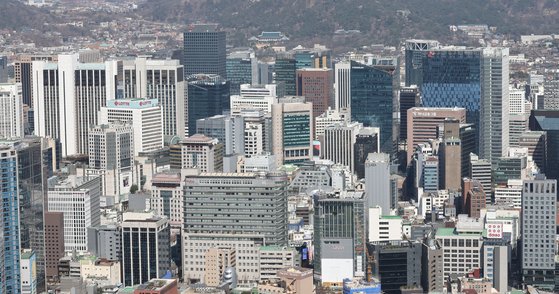 서울 남산에서 바라본 도심에 주요 기업체 건물들. 연합뉴스