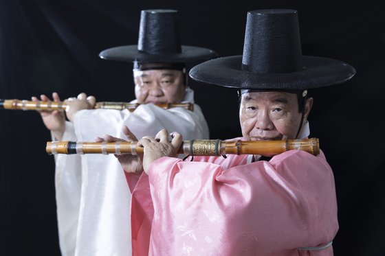 이생강(오른쪽) 국가무형문화재 제45호 대금산조 예능 보유자와 그의 아들인 이광훈 대금산조 전승교육사. 권혁재 기자