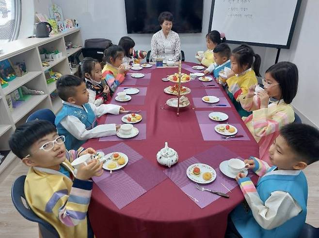 공동육아나눔터 이용 아동들을이 전통 예절을 배우고 있다. (울진군 제공) 2023.07.12