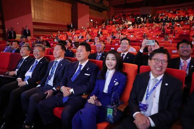 2030 세계박람회 부산 유치 활동 지원을 위해 프랑스를 방문 중인 윤석열 대통령과 부인 김건희 여사가 20일(현지시간) 파리 이시레몰리노에서 열린 제172차 국제박람회기구(BIE) 총회에 착석해 있다. 첫번째줄 오른쪽부터 박형준 부산시장, 김 여사, 윤 대통령, 최태원 SK그룹 회장, 박진 외교부 장관, 조태용 국가안보실장. 연합뉴스