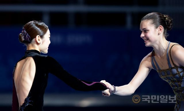 김연아가 2014년 2월 21일(한국시간) 러시아 소치 아이스버그 스케이팅 팰리스에서 열린 동계올림픽 피겨스케이팅 여자 싱글에서 아델리나 소트니코바(오른쪽)와 악수하고 있다. 당시 소트니코바는 판정과 도핑 논란 속에서 금메달을 차지했다. 국민일보 DB