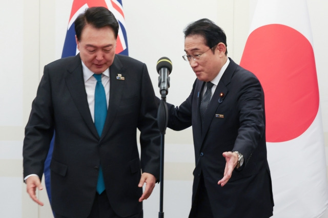 기시다 후미오(오른쪽) 일본 총리가 12일(현지시간) 리투아니나 빌뉴스의 한 호텔에서 열린 아시아태평양파트너 4개국(AP4) 정상회담에서 윤석열 대통령에게 발언 순서를 양보하고 있다. 연합뉴스