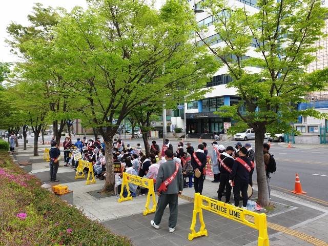 울산시 울주군 온산읍 삼평리 주민들이 지난 4월 울산시청 앞에서 민간 산업폐기물 조성 반대 시위를 하고 있다. 울산시 제공