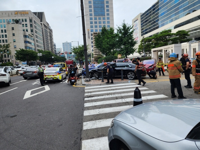 12일 서울 강남구 현대백화점 무역센터점 앞에서 60대 남성 오모씨가 몰던 제네시스 G90 차량이 다른 차량과 오토바이 등을 들이받은 모습. 서울 강남경찰서 제공