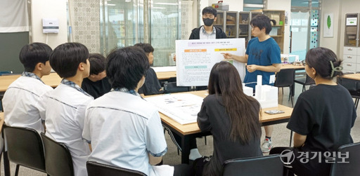 12일 오후 용인특례시 기흥구 서천고등학교에서 학생들이 지역 현안을 놓고 토론을 진행하고 있다. 김경수기자 