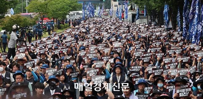 민주노총 금속노조 조합원들이 12일 서울 용산구 이촌역 앞에서 열린 전국동시다발 총파업 결의대회에서 손피켓을 들고 있다. 2023.07.12[이충우기자]