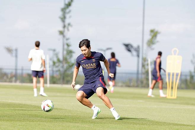 PSG 입단 후 첫 훈련을 소화하고 있는 이강인. [PSG 홈페이지 캡처]