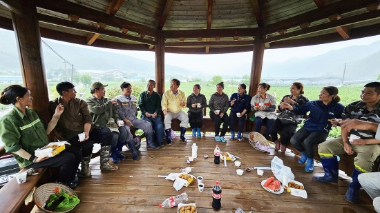 박현국 봉화군수가 11일  외국인 계절근로자 농가 현장을 방문해 애로사항등 농가의 생생한 목소리를 귀담아  듣고 있다(봉화군 제공)