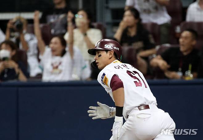 [서울=뉴시스] 조성우 기자 = 11일 오후 서울 구로구 고척스카이돔에서 열린 2023 KBO 리그 KT 위즈와 키움 히어로즈의 경기, 키움 8회말 공격 2사 주자 1루서 이정후가 안타를 때리며 출루하고 있다. 2023.07.11. xconfind@newsis.com